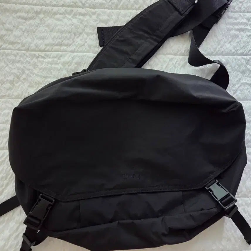 [BUNJANG] Juun.J Black Embroidered Logo Messenger Bag / 준지 블랙 자수로고 메신저백