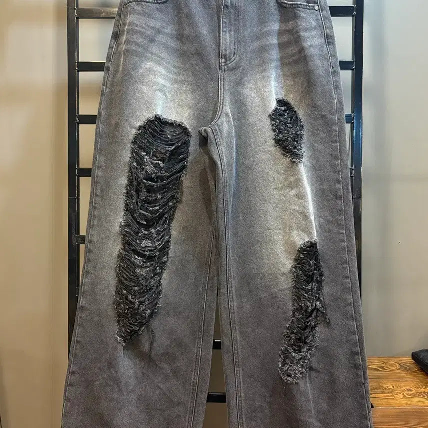 [BUNJANG] TRIMINGBIRD Black Denim Pants Cat Washing Distressed Jeans / [3] 트리밍버드 블랙 데님 팬츠 캣워싱 디스트레스드 청바지 5.9