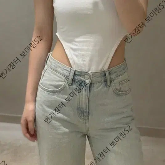 [BUNJANG] White Sleeveless Shoulder Pad Bodysuit - Women's Underwear / 화이트 민소매 어깨뽕 바디수트 중고 여성 속옷