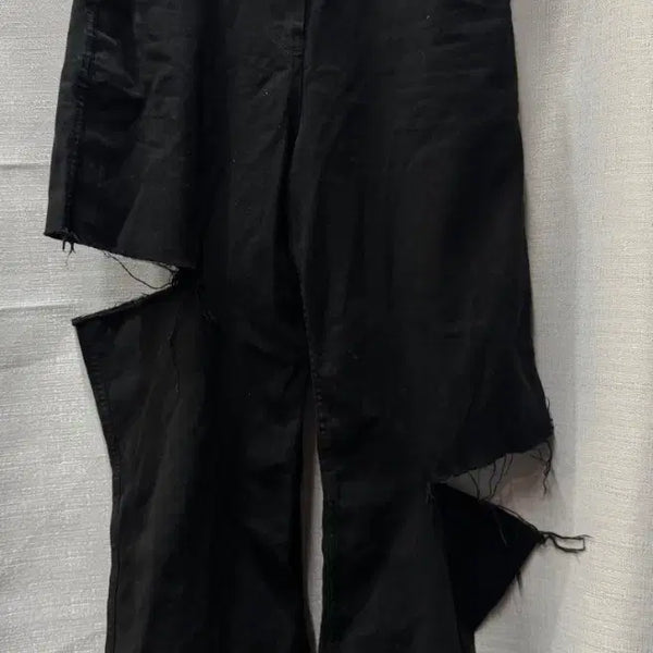 [BUNJANG] The Ilma Distressed Cutting Black Denim (Size 26) / 더일마 디스트로이드 컷팅 블랙 데님(26)