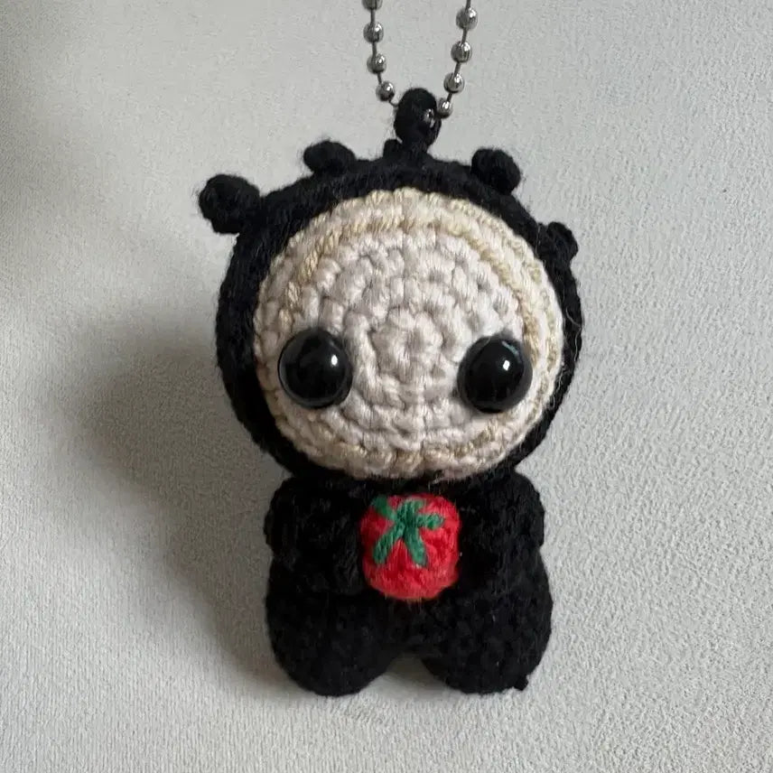 [BUNJANG] Handmade Knitted Persimmon-Eating Blackie Keyring Doll / 곶감먹는 꺼먹살이 뜨캐 키링 인형