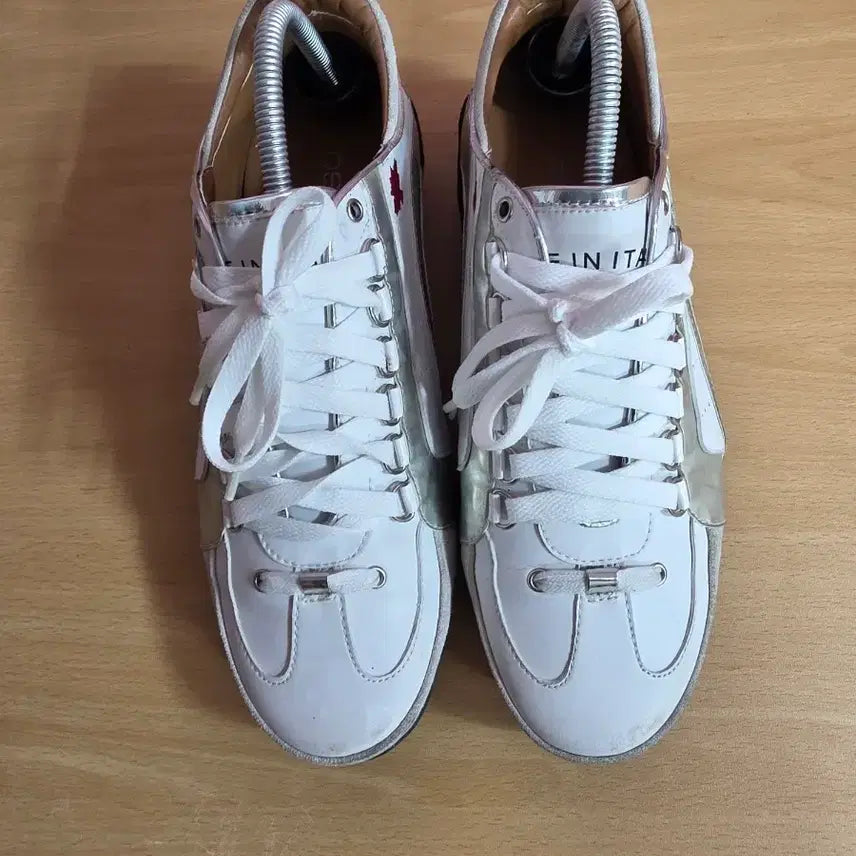 [BUNJANG] DSQUARED2 White Leather Sneakers with Red Maple Leaf Logo / 디스퀘어드2의 화이트 레더 스니커즈로, 옆면에 붉은색 단풍 로고가  특징 사이즈 265-270