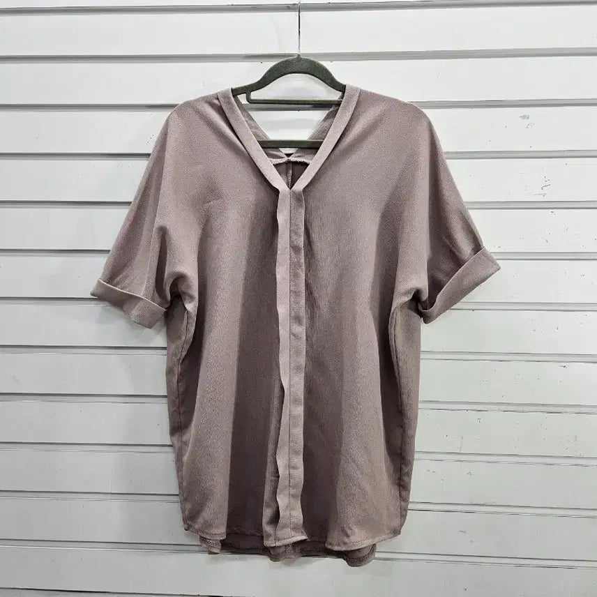 [BUNJANG] Beige V-Neck Blouse Size 66 / 진베이지  V넥 블라우스 66/보물찾기천사