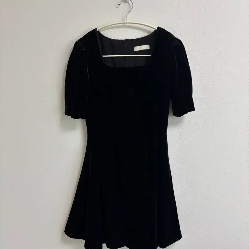 [BUNJANG] Cloud Emotion Black Velvet Square Neck Puff Sleeve Mini Dress / 클라우드이모션 블랙 벨벳 스퀘어넥 퍼프소매 원피스