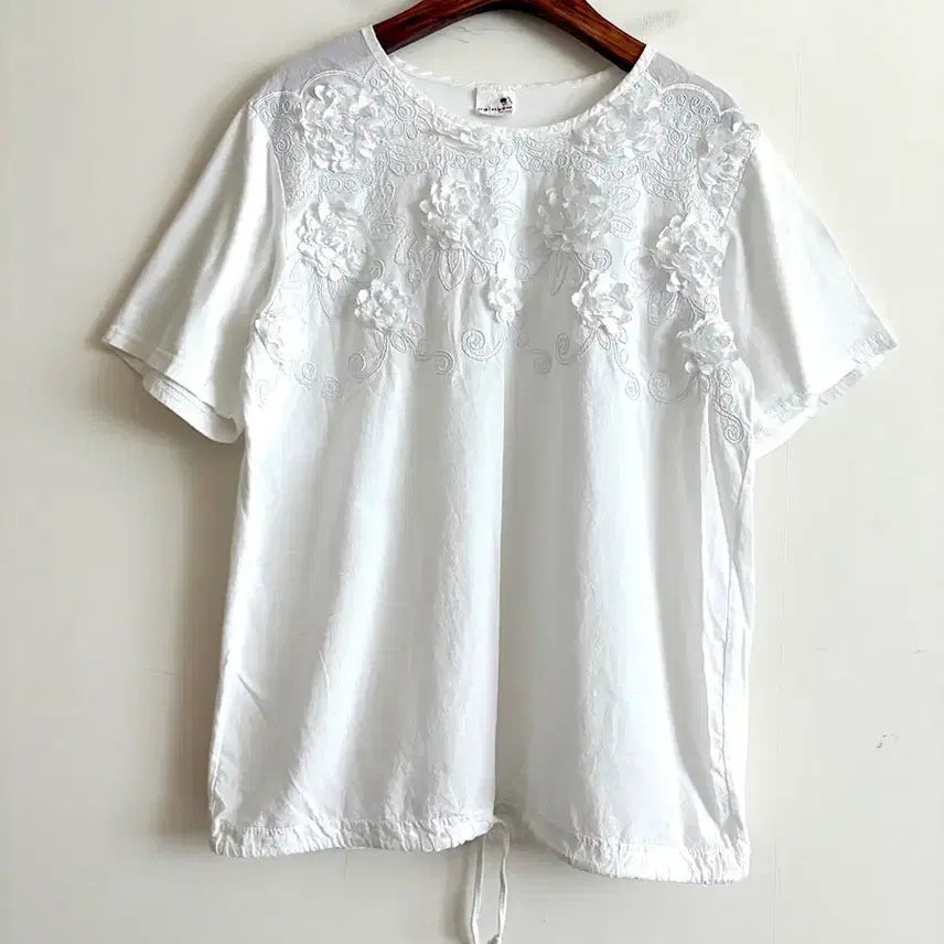 [BUNJANG] White Floral Embroidered Short Sleeve T-Shirt with Drawstring Hem / 흰색 꽃 자수 반팔 티셔츠