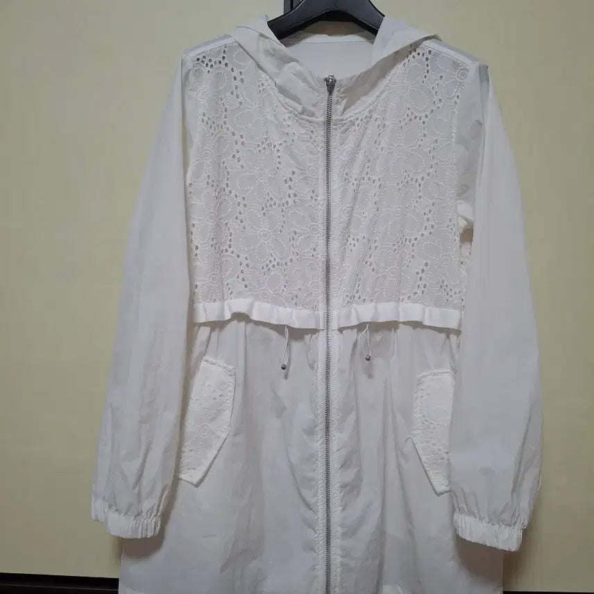[BUNJANG] White Lace Hooded Windbreaker Jacket / 화이트 레이스 후드바람막이 점퍼 66날씬77