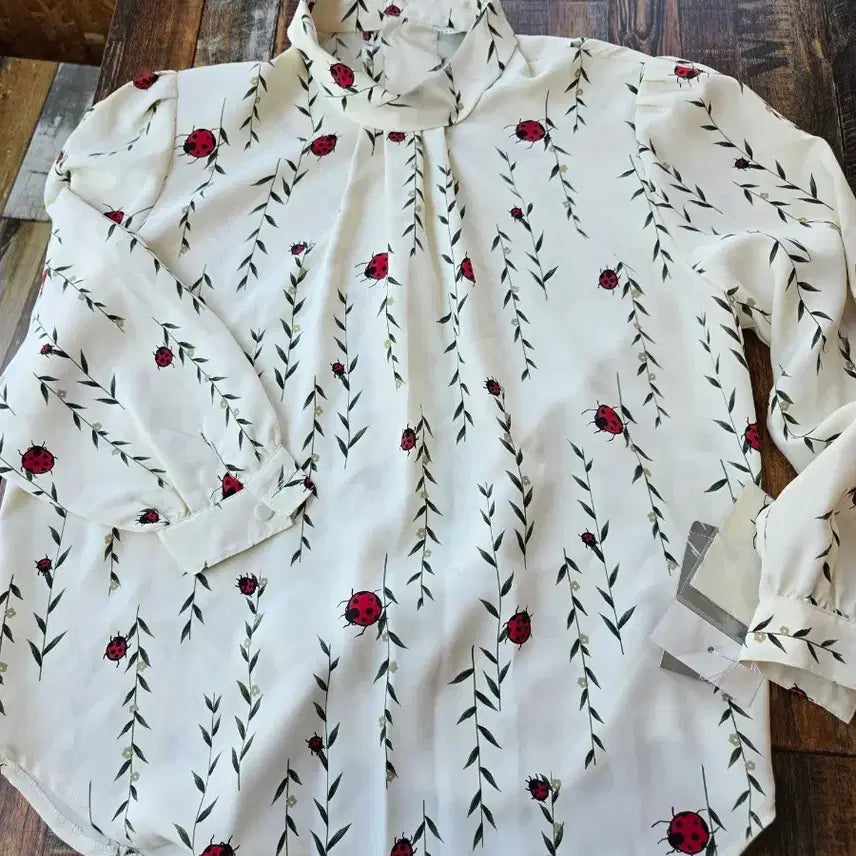 [BUNJANG] BALUULU Ladybug Pattern High-Neck Blouse / [새상품/일본] 무당벌레 패턴 하이넥 블라우스