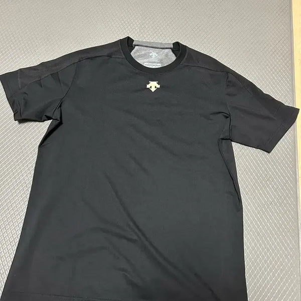 [BUNJANG] Descente Short Sleeve T-Shirt Black / 데상트 반팔 티셔츠 블랙