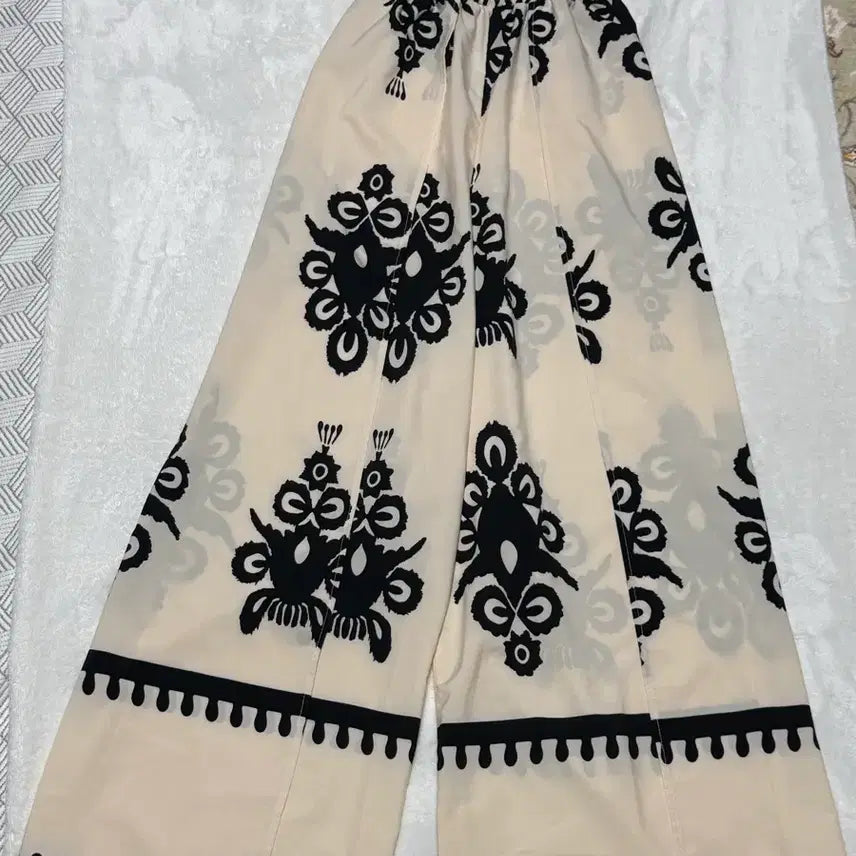 [BUNJANG] Cream Pattern Wide Top Jumpsuit / (새상품) 휴양지룩 크림색 패턴 와이드 탑 점프수트