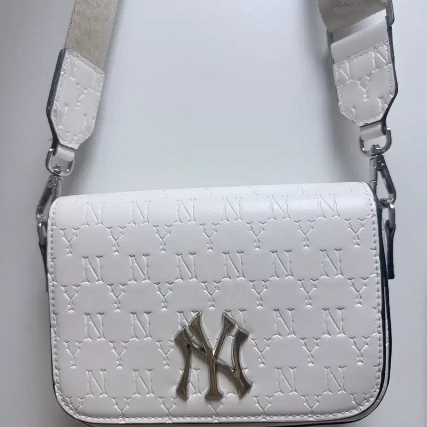 [BUNJANG] MLB Monogram Hoodie Bag Shoulder Crossbody Bag White / MLB 모노그램 후디백 숄더 크로스백 화이트 색상 판매