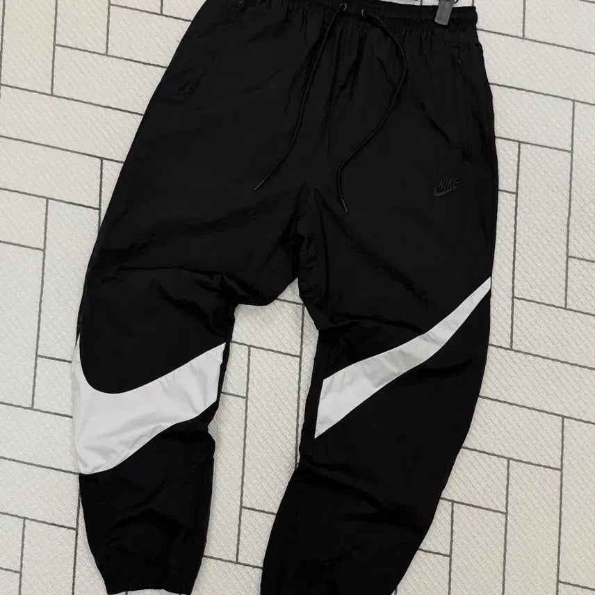 [BUNJANG] Nike Big Swoosh Woven Jogger Pants Black White / 남성 80 M / 나이키  빅스우시 우븐 조거팬츠 블랙 화이트