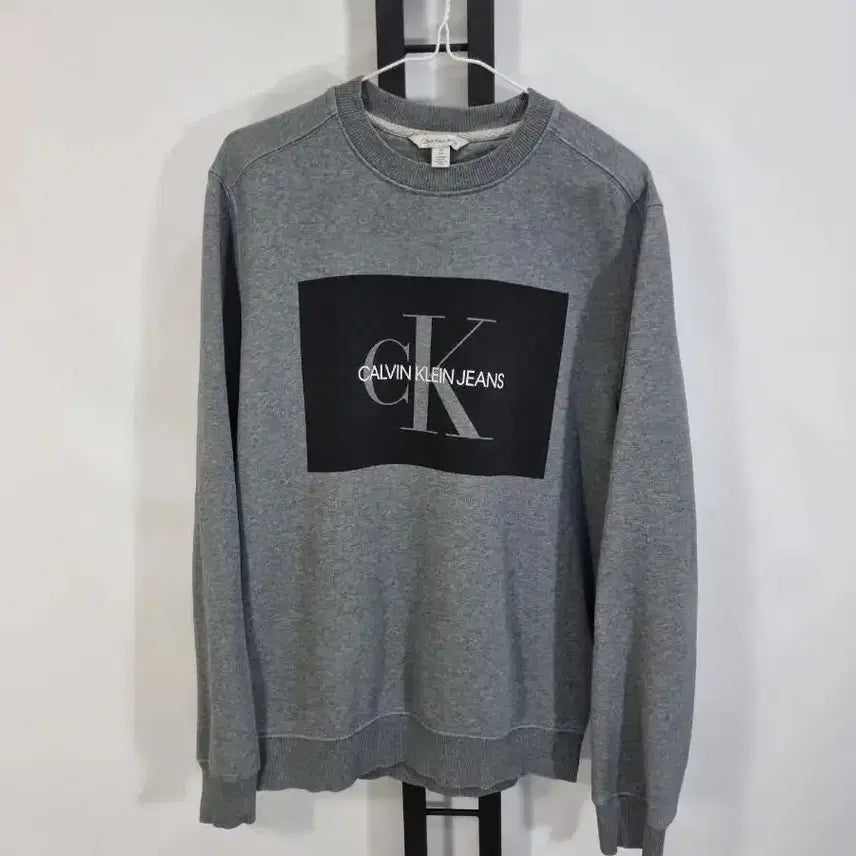 [BUNJANG] Calvin Klein Jeans Monogram Box Big Logo Sweatshirt Charcoal / 캘빈클라인진 맨투맨 모노그램 박스 빅로고 차콜 m