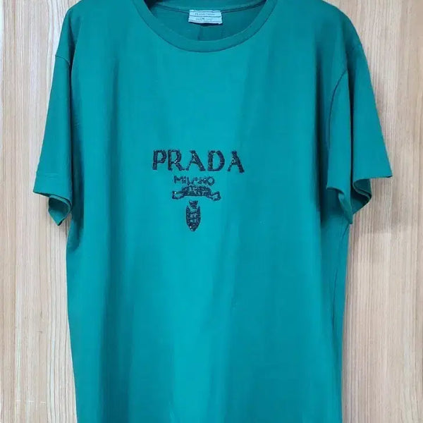 [BUNJANG] Prada Milano Embellished Beaded Logo Short Sleeve Cotton T-Shirt Green M / [미사용 새상품] 프라다 밀라노 입체 비즈 로고 반팔 코튼 티셔츠 (그린 / M)