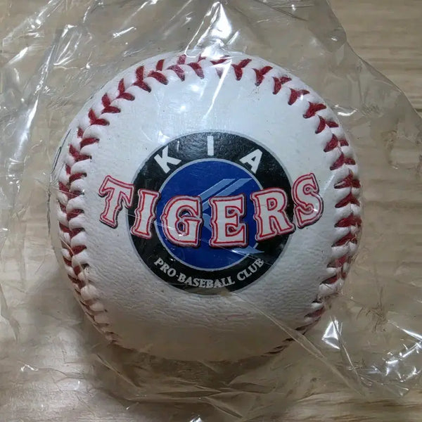 [BUNJANG] Kia Tigers 2001 Signed Player Logo Ball (Small) / 기아타이거즈 2001 선수단 인쇄싸인 로고볼 소형구