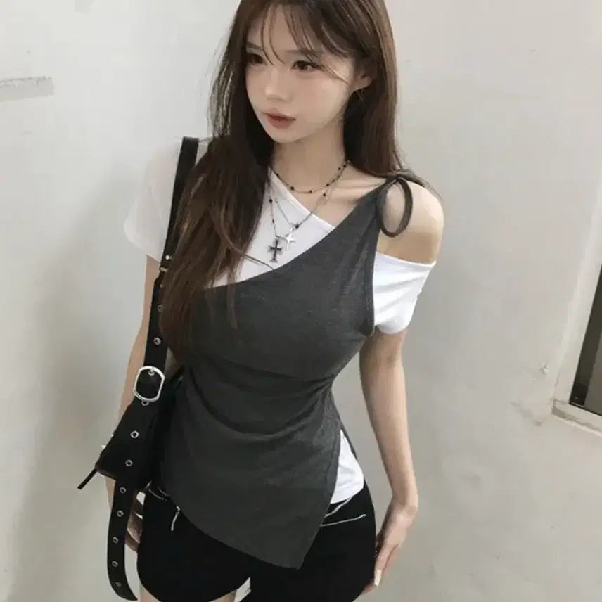 [BUNJANG] Colorblock Layered One-Shoulder T-Shirt with Ribbon Hem / 배색 레이어드 일체형 원숄더 어깨 트임 리본 밑단 사선 여름 반팔 오프숄더 티셔츠