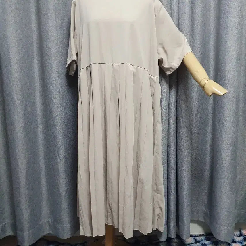 [BUNJANG] Over Cream Pleated Maxi Dress / 오버 크림 플리츠 맥시 원피스