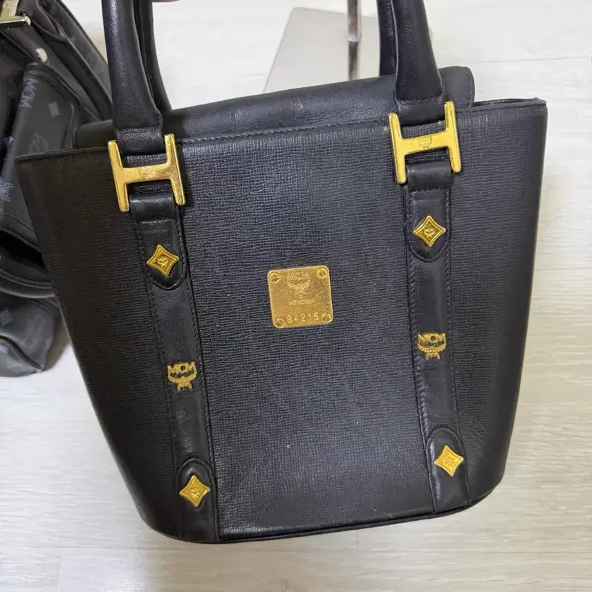[BUNJANG] MCM Women's Black Shoulder Bag with Gold Logo / MCM 가방 여성 블랙 금장 로고