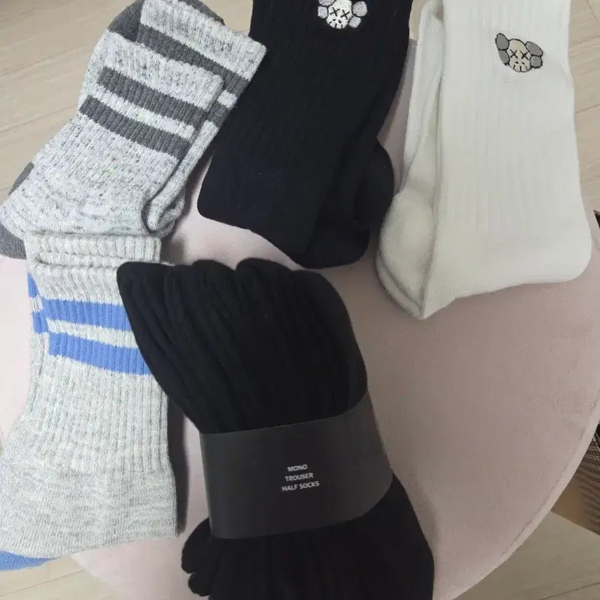 [BUNJANG] Uniqlo x KAWS Socks Set (5 Pairs) / 1507 양말 5켤레세트, 카우스 양말 등 세트