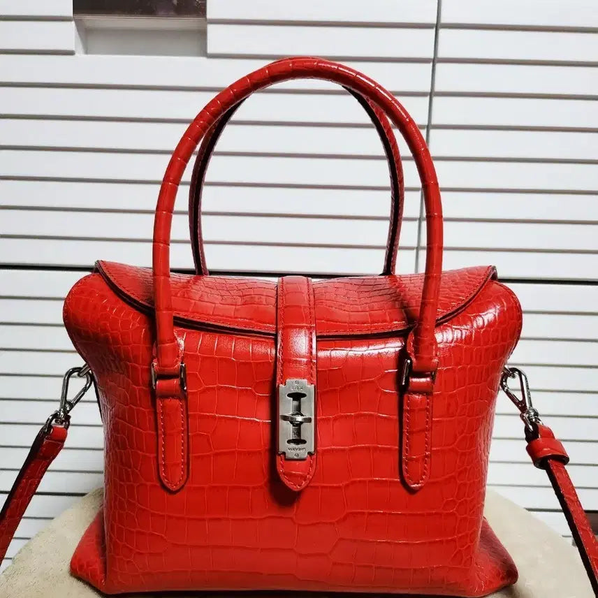 [BUNJANG] Vunque Half Moon Flack Tote Small Red / 분크 하프문 플락 토트 스몰 레드