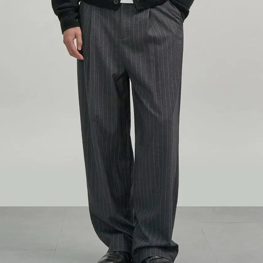 [BUNJANG] X CONTAINER One-Tuck Pin Stripe Trousers Charcoal (XL) / (XL) 엑스컨테이너 원턱 핀 스트라이프 트라우저 차콜