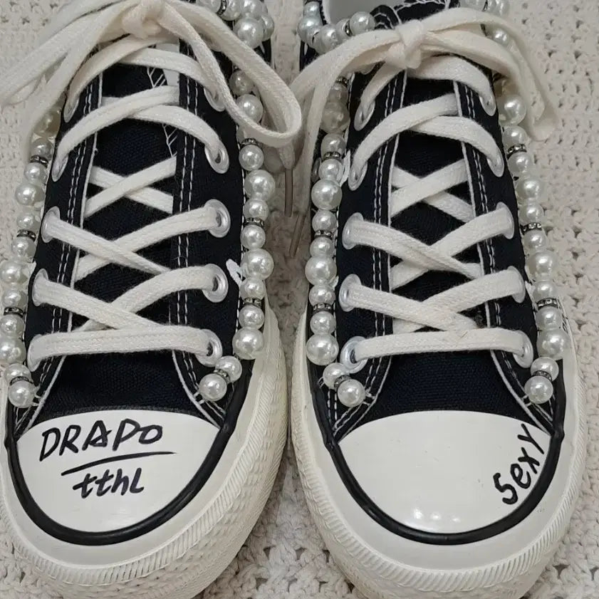 [BUNJANG] EVEN STAR Pearl Embellished Lettering Canvas Sneakers / EVEN STAR  진주장식 레터링루우탑 캔버스