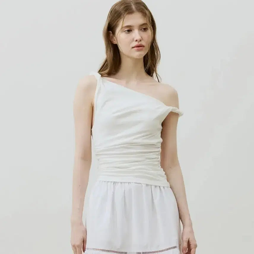 [BUNJANG] Arikim Twisted Shirring One-Shoulder Sleeveless Top White / (원가 5.8) 아리킴 COS TWISTED SHIRRLING TOP 화이트 원숄더 셔링 나시