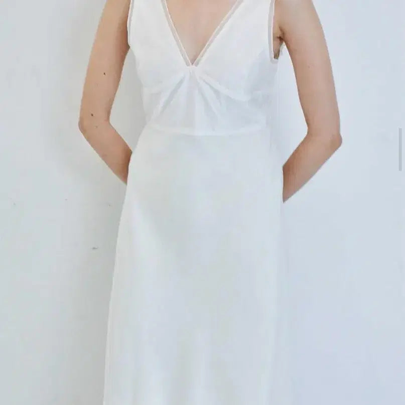 [BUNJANG] Parveang Deep V-Neck Dress (Size S) / (s) 파르벵 딥브이넥 드레스