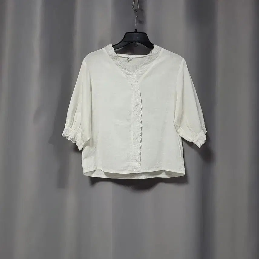 [BUNJANG] Lace Trimmed Blouse / 레이스 배색 블라우스