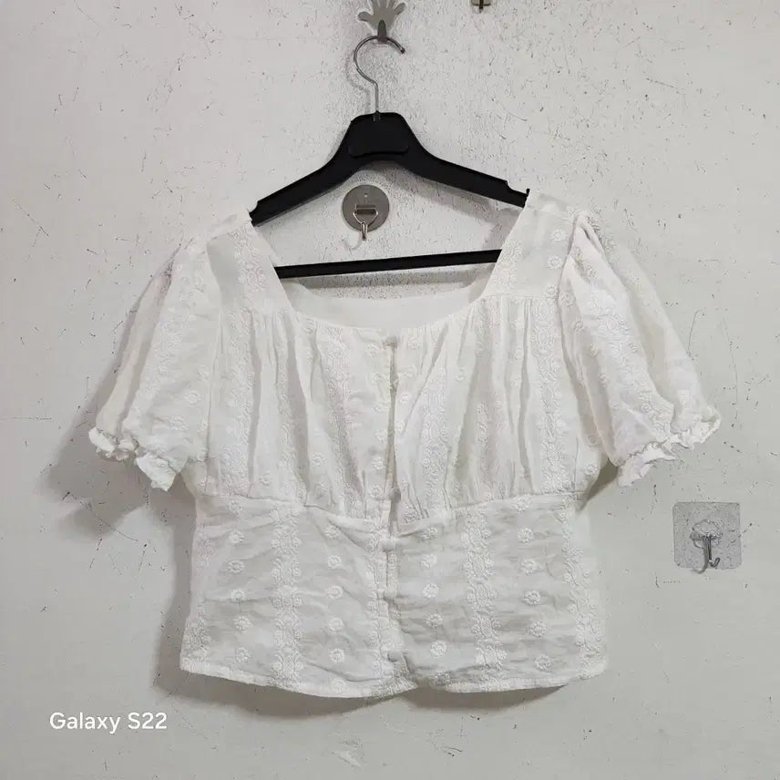 [BUNJANG] White Puff Sleeve Embroidered Blouse / 블라우스 화이트 퍼프 소매 자수