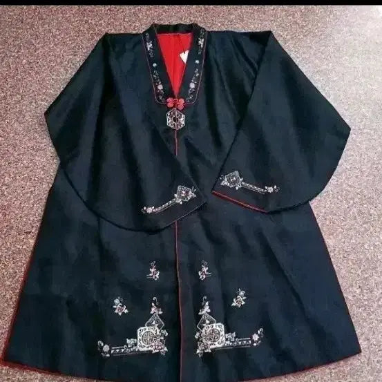 [BUNJANG] Black Traditional Korean Vest with Subtle Embroidery / 전통 한복 배자 검정색 은은한 자수