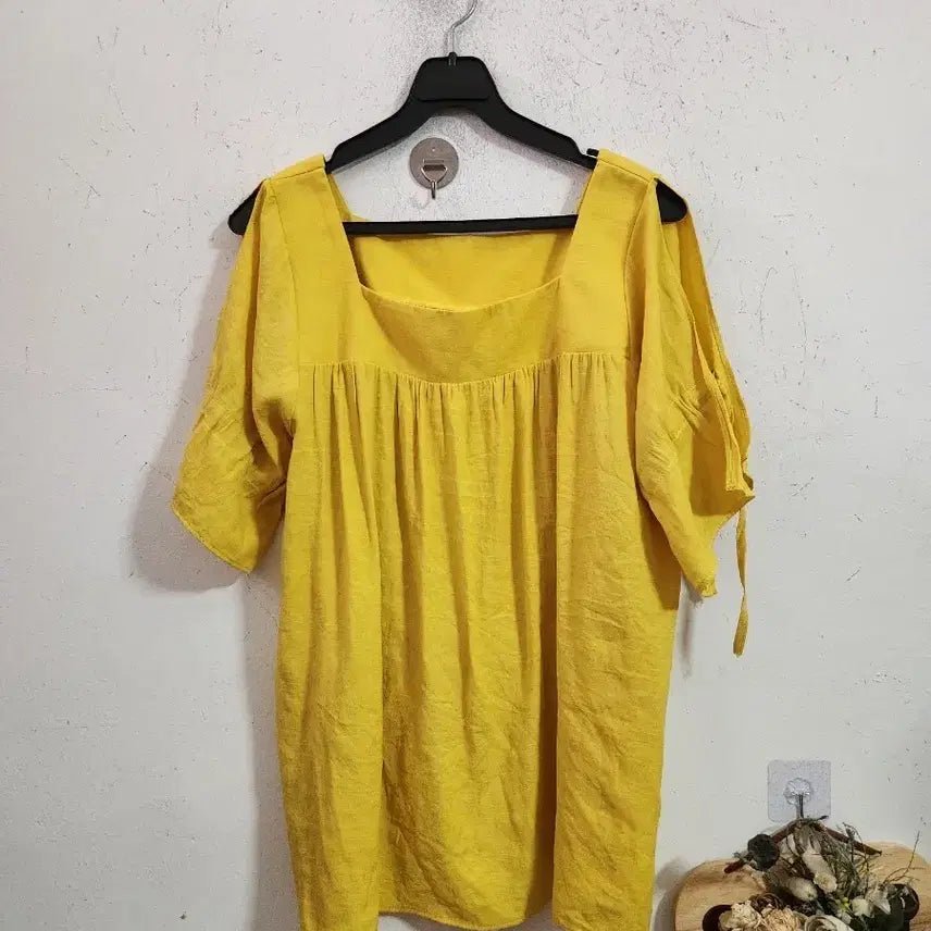 [BUNJANG] Yellow Square Neck Puff Sleeve Blouse / 옐로우 스퀘어넥 퍼프소매 블라우스