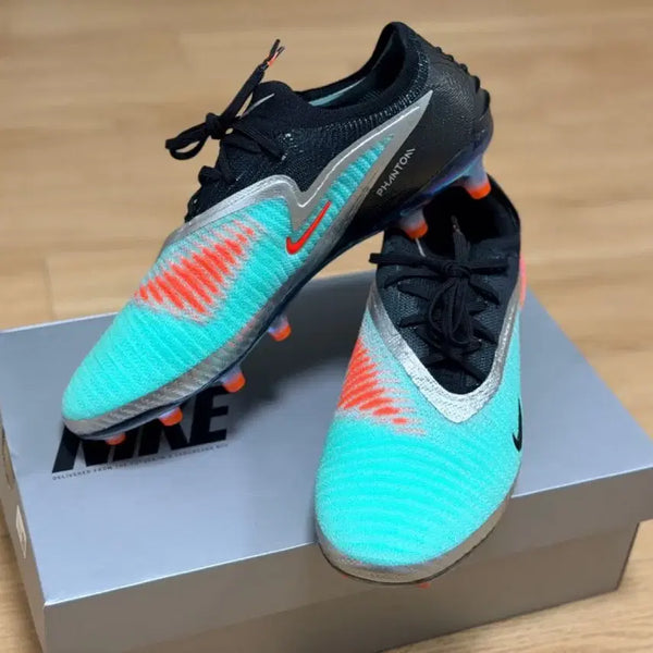 [BUNJANG] Nike Phantom 6 Elite Low LE AG Launch Pack Limited Edition Soccer Cleats / (270)나이키 팬텀6 엘리트 로우 LE AG 런칭팩 한정판 축구화 판매