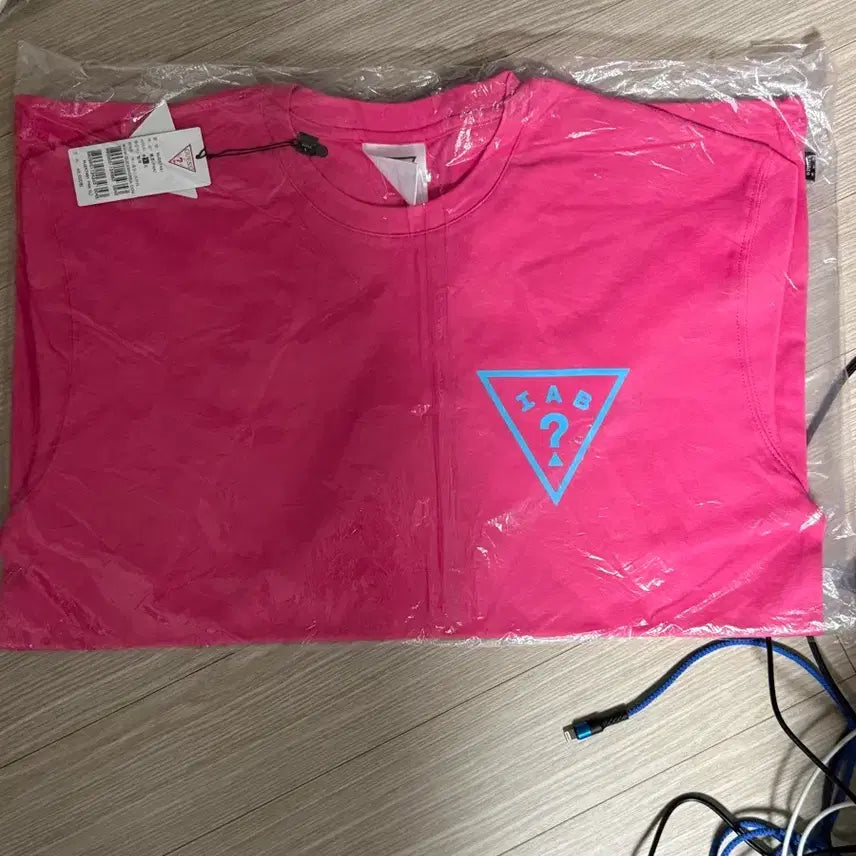 [BUNJANG] IAB STUDIO x GUESS Collaboration Logo Short Sleeve T-Shirt Pink / IAB STUDIO x GUESS 아이앱 게스 반팔티 핑크