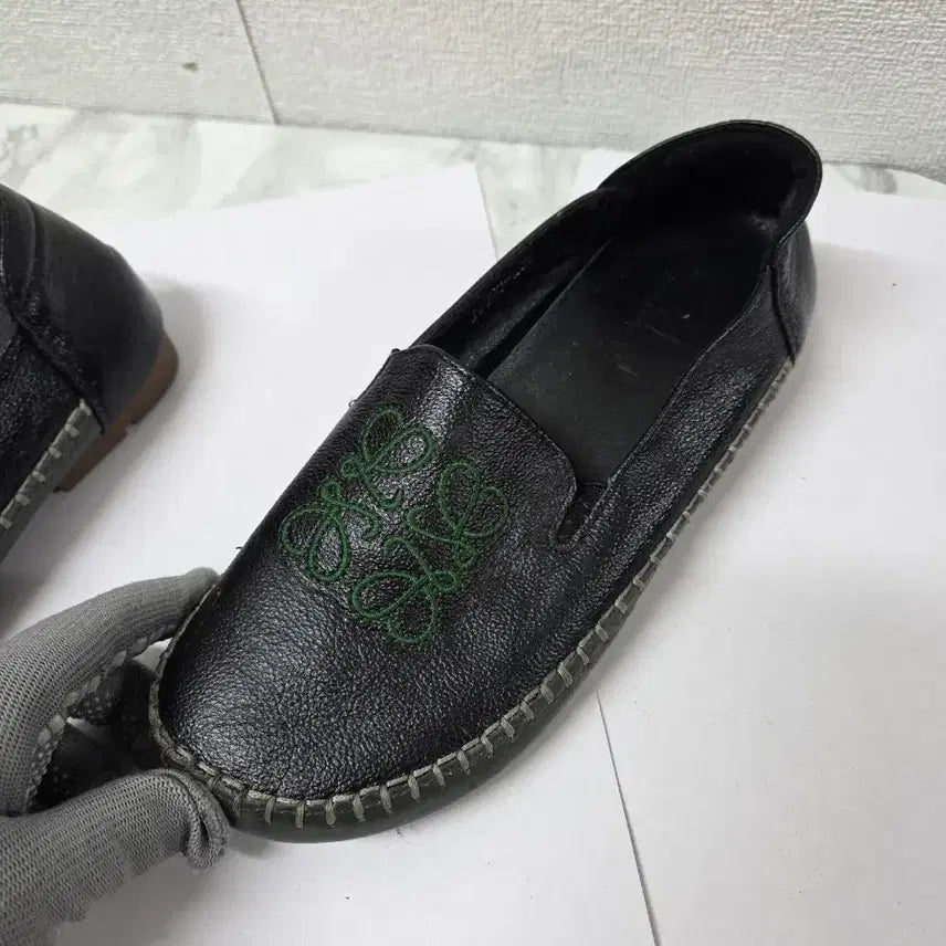 [BUNJANG] Black Leather Loafers with Green Embroidery / 여성 로퍼 블랙235