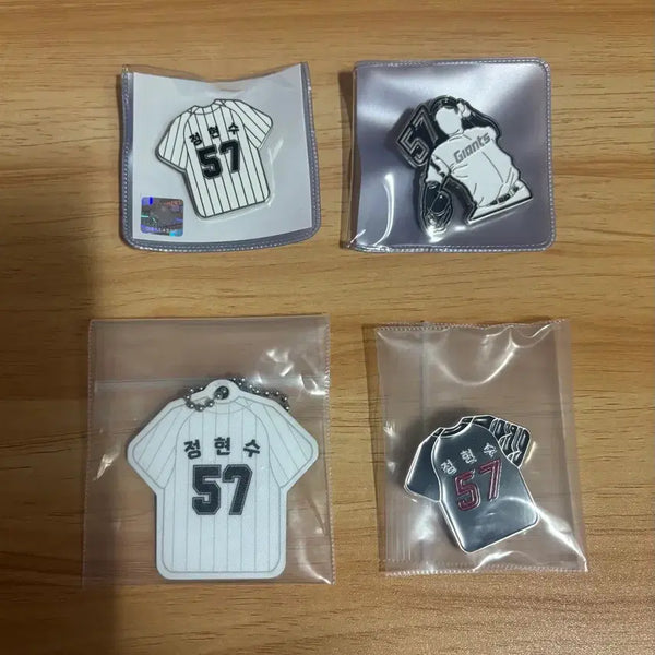 [BUNJANG] Lotte Giants Jung Hyun-soo Keyring & Badge Bundle Set / 최종가격) 롯데자이언츠 정현수 키링/뱃지 일괄