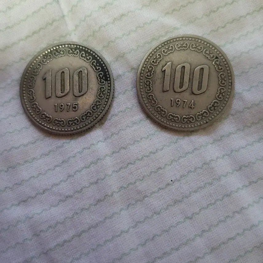 [BUNJANG] 1974 & 1975 100 Won Coin Bundle / 100원 동전 1974년 1975년 2개