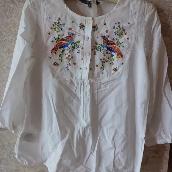 [BUNJANG] Laura Ashley Embroidered Blouse / 로라애슐리 자수블라우스