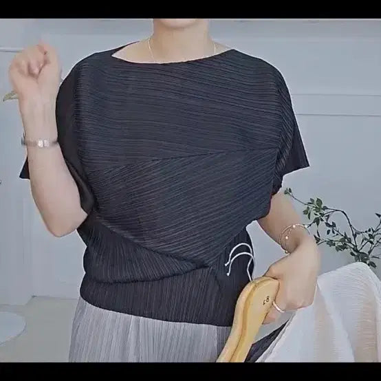 [BUNJANG] Asymmetrical Pleated Short Sleeve Blouse Black / 플리츠 언발 반팔블라우스 블랙(새상품)