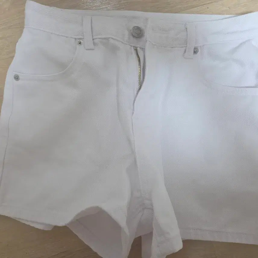 [BUNJANG] BADLY WHITE Denim Shorts M / 베이델리 화이트 데님 숏팬츠 M