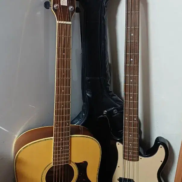 [BUNJANG] Precision Bass Guitar, Orange Wood Acoustic Guitar, and Amplifier Bundle with Accessories / 쓸만한 베이스+통기타+앰프 외 일괄