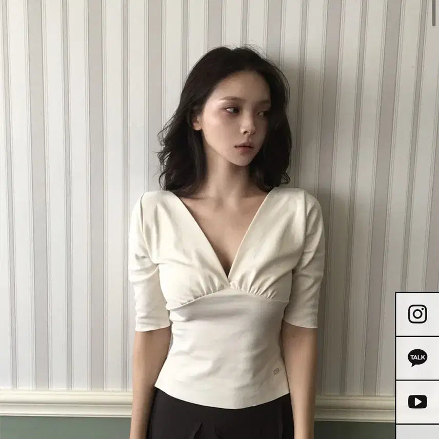 [BUNJANG] Ivoryet Shirring V-neck Tee Light Beige / 아이보렛 셔링 브이넥 티 라이트 베이지 새상품