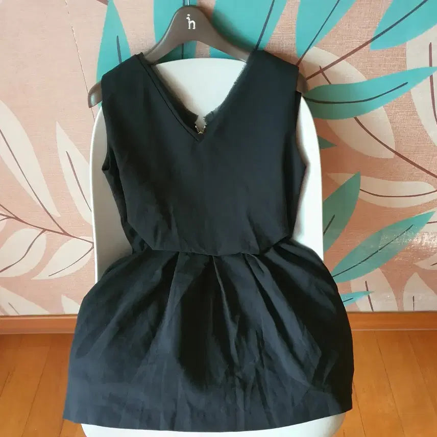[BUNJANG] Black Sleeveless Blouse V-Neck Zip Detail / 블랙 민소매 블라우스.  새제품