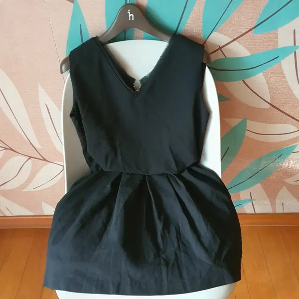 [BUNJANG] Black Sleeveless Blouse V-Neck Zip Detail / 블랙 민소매 블라우스.  새제품