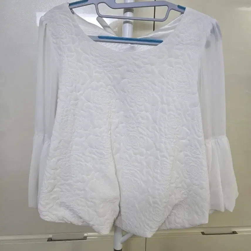 [BUNJANG] White Floral Embroidered Short Sleeve Blouse / 화이트 플로럴 자수 반팔 블라우스