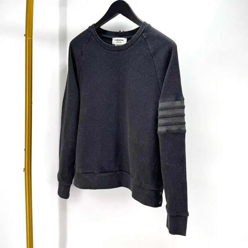 [BUNJANG] Thom Browne Four-Bar Stripe Waffle Sweatshirt Grey Size 4 / [4사이즈] 톰브라운 사선완장 와플 맨투맨 그레이 (MJT205A)