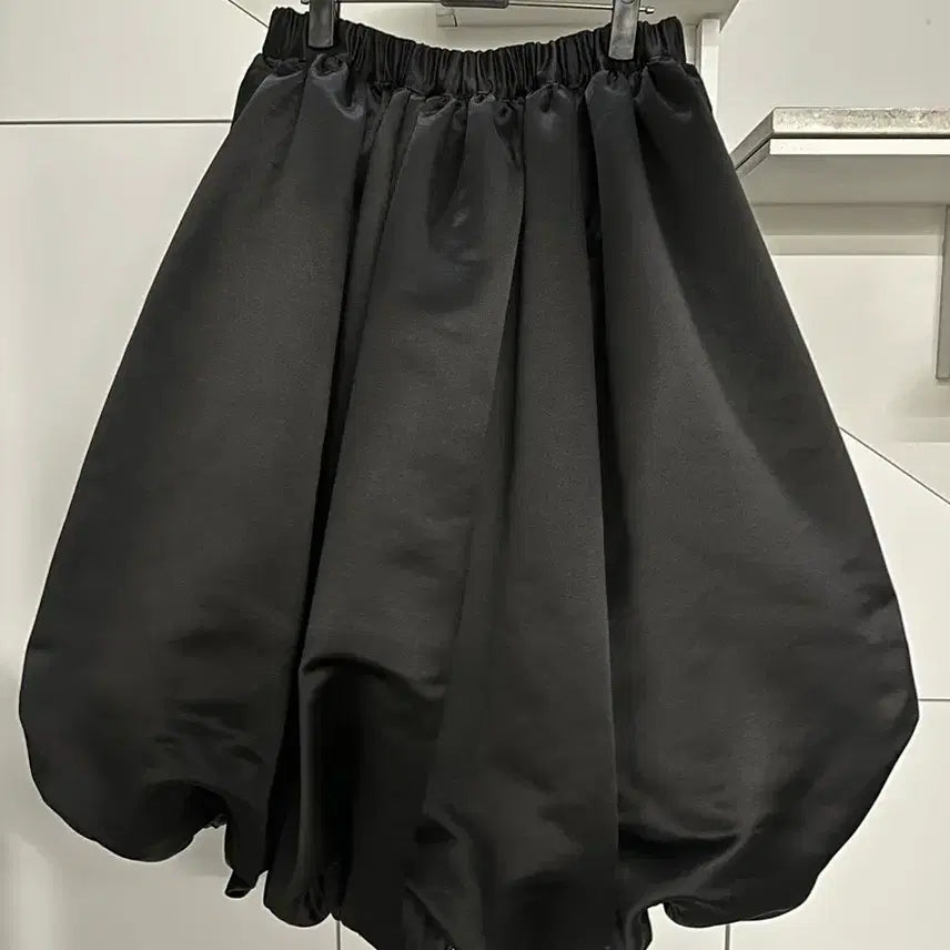[BUNJANG] Comme des Garçons 23FW Ester Satin Balloon Skirt / 블랙 꼼데가르송 23FW 에스테르 새틴 벌룬 입체 스커트