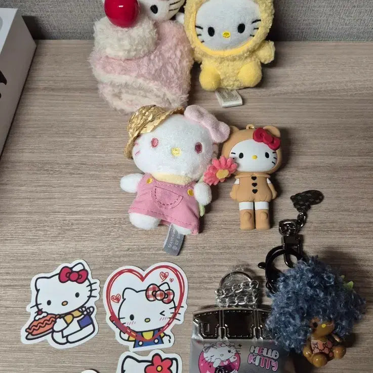 [BUNJANG] Hello Kitty Various Goods Set (Plush, Keychain, Stickers) / 헬로키티 굿즈( 인형, 키링, 스티커등등)