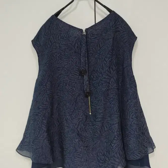 [BUNJANG] A-Line Fit Sleeveless Blouse with Back Zipper, Floral Buttons, and Long Strap Detail / 뒷등 자크 꽃단추 긴끈 장식 예쁜 A라인핏 이중 나시 블라우스