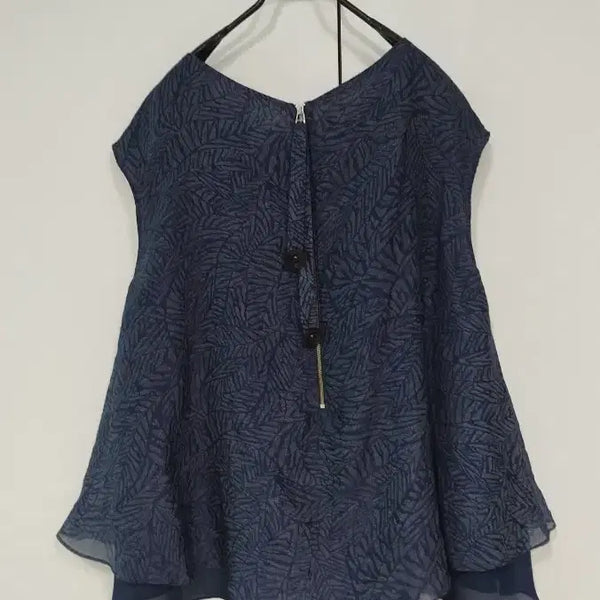 [BUNJANG] A-Line Fit Sleeveless Blouse with Back Zipper, Floral Buttons, and Long Strap Detail / 뒷등 자크 꽃단추 긴끈 장식 예쁜 A라인핏 이중 나시 블라우스