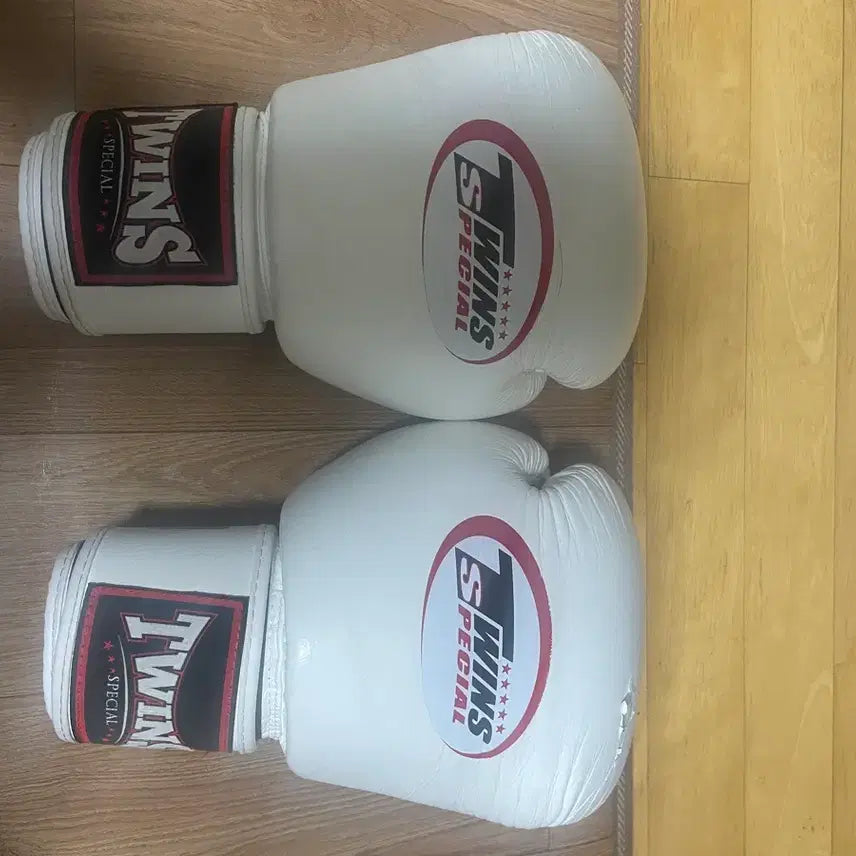 [BUNJANG] Twins 12oz White Gloves BN Shin Guards - Size L / 트윈스 12온스 흰색 글러브 BN 정강이 보호대 사이즈 L 일괄 3만원에 팔아요